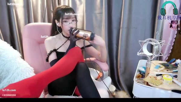 斗鱼cos娃娃爱打豆豆asmr助眠福利,黑红双丝蒙耳朵口腔音哄睡