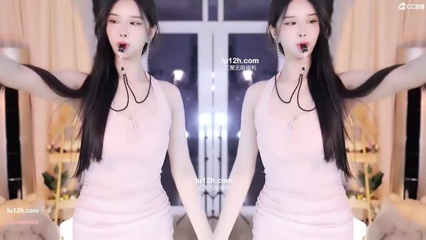 网易cc小恩雅（话社大乔）舞蹈福利，吹口哨分红包臀裙热舞