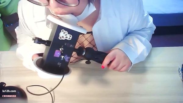 斗鱼软萌咩咩酱asmr舔耳助眠福利,极品豪ru女神吃耳朵