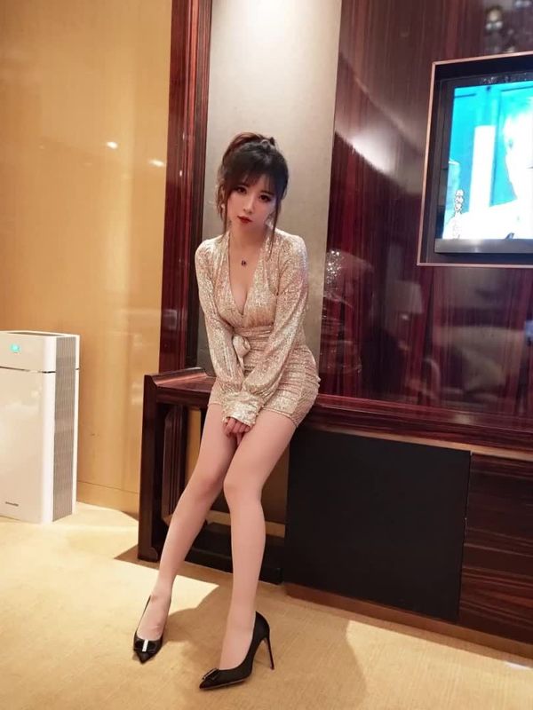 b站助眠up是晚尔(啾啾)舰长定制asmr中文音声,左右双耳吹气哄睡