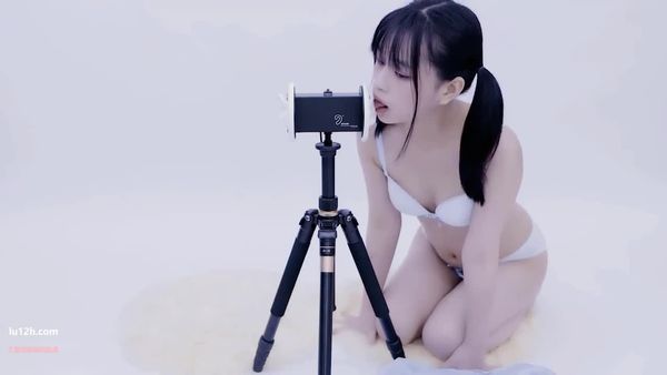 晓团队晓美会员asmr舔耳福利，拉扯黑丝袜的声音