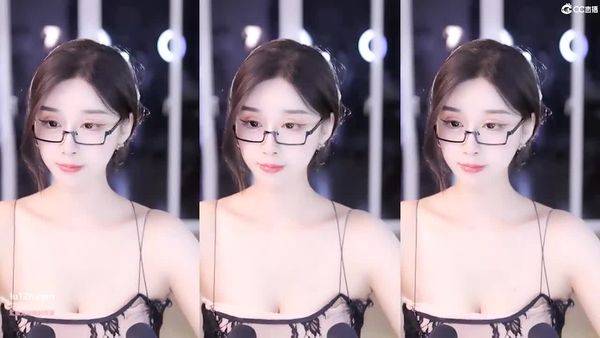 网易cc小恩雅(话社大乔)吊带黑丝御姐舞蹈,修长美腿热舞