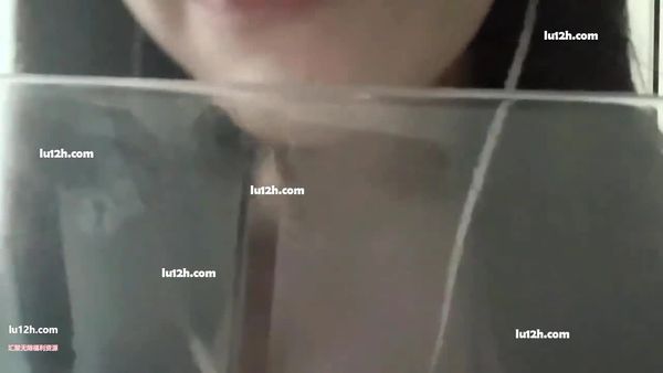 yuuu patreon付费asmr舔透明玻璃福利，红唇口腔音助眠